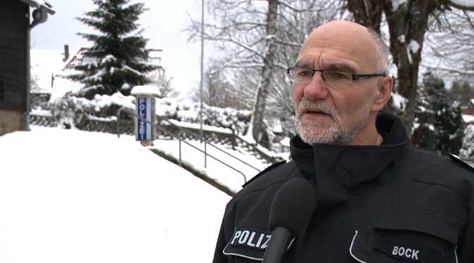 Klaus-Ullrich Bock, Leiter der Polizeistation Braunlage, möchte in Zukunft das sogenannte Driften in Torfhaus verhindern. Foto/Video: aktuell24/bm