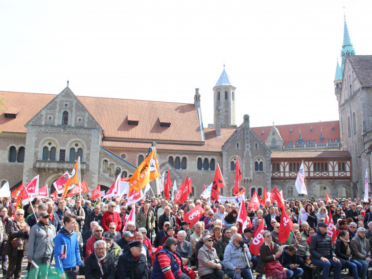 Auch in diesem Jahr haben sich zum Tag der Arbeit am 1. Mai wieder mehrere hundert Menschen am Dom versammelt. Fotos: Jan Borner