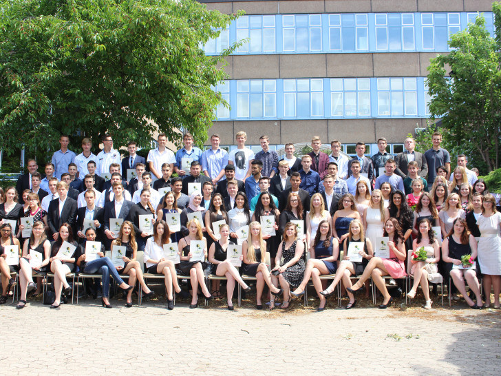 Die 91 Absolventen der Leibniz-Realschule nach der Zeugnisübergabe. Foto: Max Förster