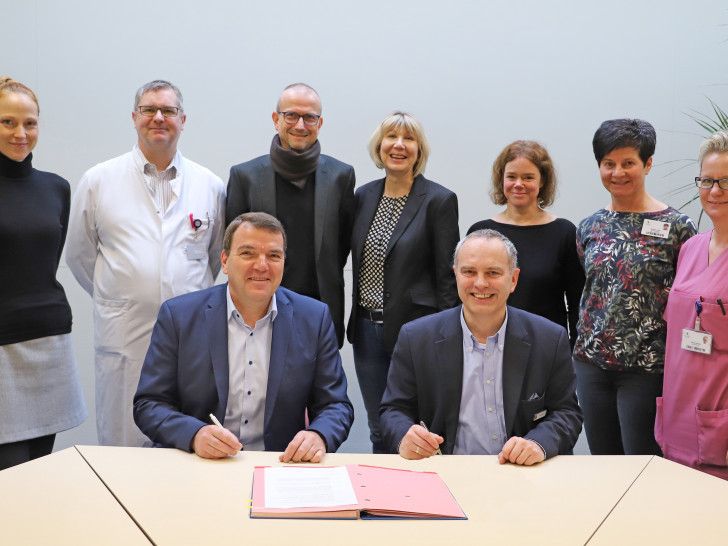 Axel Burghardt, Geschäftsführer des Städtischen Klinikums, und Bernd Retzki, Dezernent für Schule, Jugend und Soziales im Landkreis Wolfenbüttel, unterzeichneten im Beisein von (v.l.) Wenke Lubosch, Matthias Buhles, Jörg Herrmann, Sabine Walter, Annette Scheffer, Michaela Göbel und Denise Gabriel die Kooperationsvereinbarung. Foto: Städtisches Klinikum Wolfenbüttel