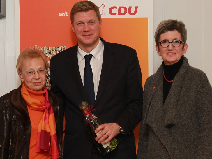 Von links: Karin Verstegen (2. Vorsitzende der Frauen Union) , Ulf Thiele
(Generalsekretär)und Dorothea Dannehl (ehem. Vorsitzende der Frauen Union. Foto: Privat
