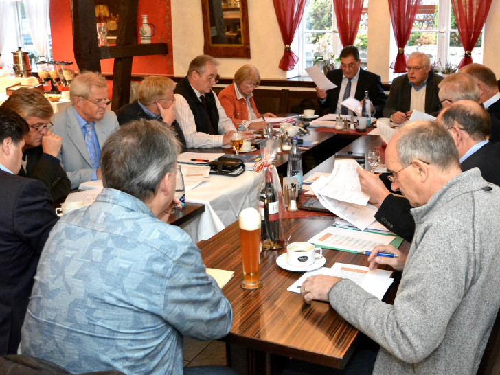 Das Foto zeigt die CDU-Kreistagsfraktion mit dem Fraktionsvorsitzenden Uwe Lagosky (6. v. li.) und Frank Oesterhelweg (4. v. li.) während ihrer Sitzung. Foto: Privat