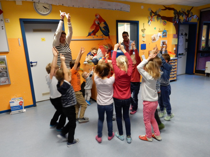 Spaß und Trubel im Kindergarten Emmerstedt: Kinder feiern Abschluss des Präventionsprojekts „Die Kleinen stark machen“. Foto: IKK classic