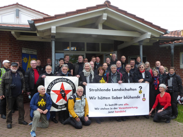 Der Motorradclub hat sich über die derzeitige Situation in der Asse informiert. Foto: aufpASSEn e.V./Heike Wiegel