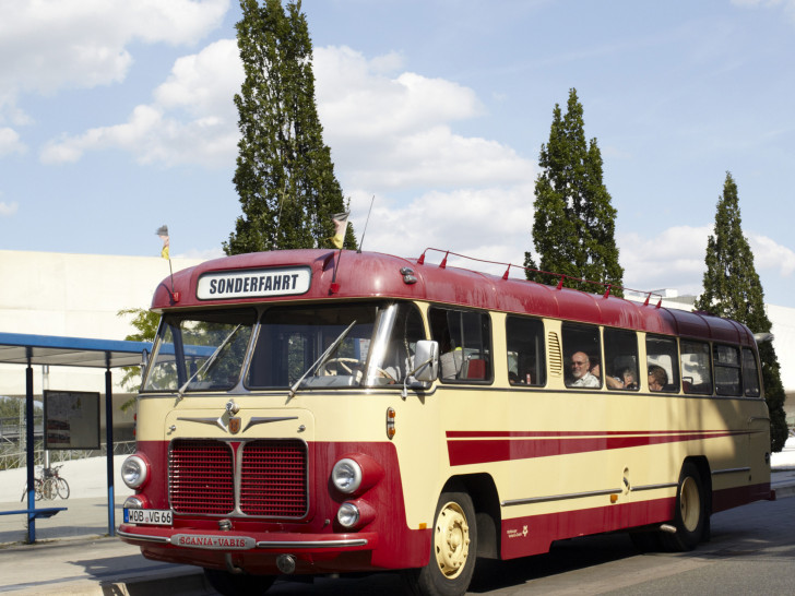 Mit dem Oldtimerbus geht es durch Wolfsburg. Foto: WMG Wolfsburg