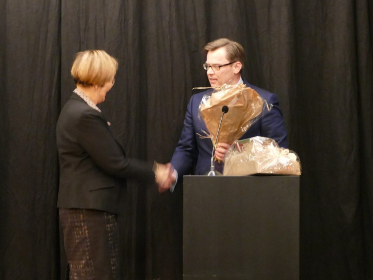 Landrat Dr. Andreas Ebel dankt Christine Gehrmann für ihre Arbeit als Gleichstellungsbeauftragte des Landkreises Gifhorn. Foto: Landkreis Gifhorn