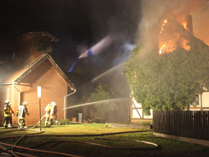 Die Ermittlungen der Brandursache in einem Wohnhaus in Roklum dauern an. Foto: Anke Donner