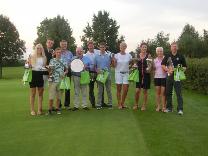 Die Clubmeister 2015: (von links nach rechts) Pauline Brinkmann, Herbert Palm, Jonas Lamprecht, Reinhard Bickel, Eberhard „Tümmel“ Conrad, Dennis Wuttke, Markus Röhl. Anne Brinkmann, Barbara Siebold, Silke Finger und Wolfgang Zangaro. Foto: privat