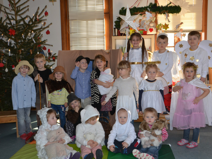 Alle Jahre wieder besuchen die Kinder des Kindergarten Kunterbunt Dahlum die Seniorenweihnachtsfeier der Gemeinde Dahlum. Foto: Himbert 