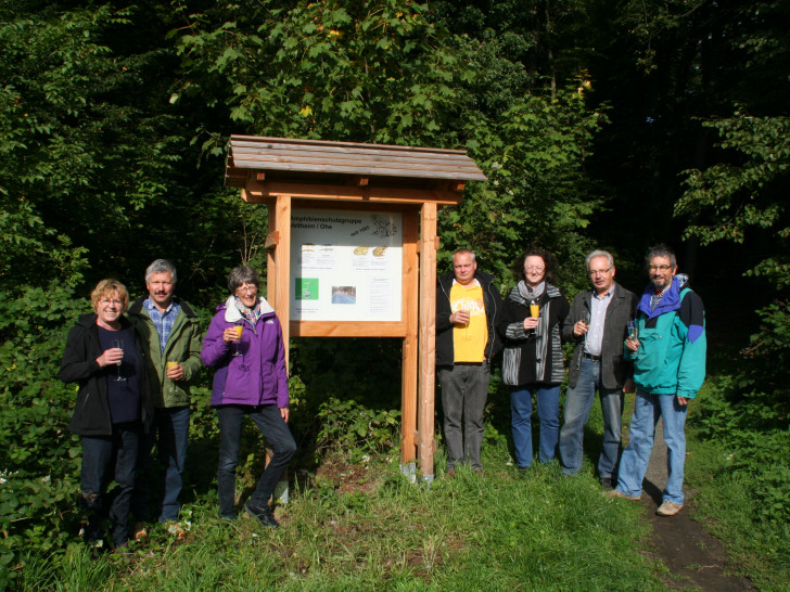 Ein Schaukasten informiert über Amphibien. Susanne Scholz (sie betreut die Amphibienwanderung in Volzum), Achim Limburg, Barbara Schulz, Carsten Pohl, Bettina Bohr, Heinz Künne und Diethelm Krause-Hotopp. Von Links: Susanne Scholz (sie betreut die Amphibienwanderung in Volzum), Achim Limburg, Barbara Schulz, Carsten Pohl, Bettina Bohr, Heinz Künne und Diethelm Krause-Hotopp. Foto: Privat
