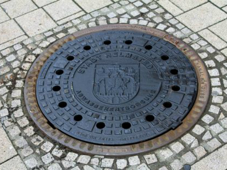 Neue Schachtabdeckungen mit dem Helmstedter Stadtwappen. Foto: Stadt Helmstedt