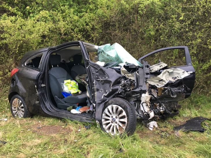 Nach einem schweren Unfall bei Helmstedt sucht die Polizei nun einen VW Caddy. Der Fahrer oder die Fahrerin könnte Angaben zum Unfallhergang machen. Foto: Foto: aktuell24/BM