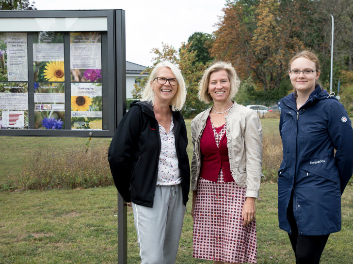 Bei der Präsentation des neuen Schaukastens zum Projekt: Dipl.-Ing. Ines Teuber, Prof. Dr. Elke Wilharm und Susanne Pfannekuchen.