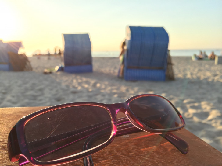Vor den UV-Strahlen soll man sich mit einer Sonnenbrille schützen.