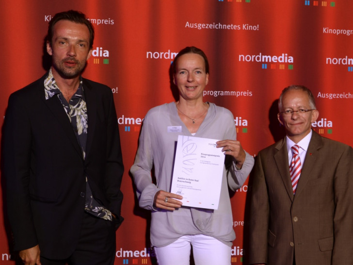 Preisverleihung für „DOKfilm im Roten Saal“ Auf dem Foto (v.l.n.r.): Preispate Lucas Gregorowicz, Programmgestalterin Iris Mügge, Staatssekretär Dr. Jörg Mielke, Foto: nordmedia 
