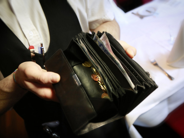 Wer mit dem Kellner-Portemonnaie arbeitet, merkt das jetzt auch in der eigenen Geldbörse: Beschäftigte im niedersächsischen Gastgewerbe bekommen ab Juni 5,2 Prozent mehr Lohn. Foto: NGG