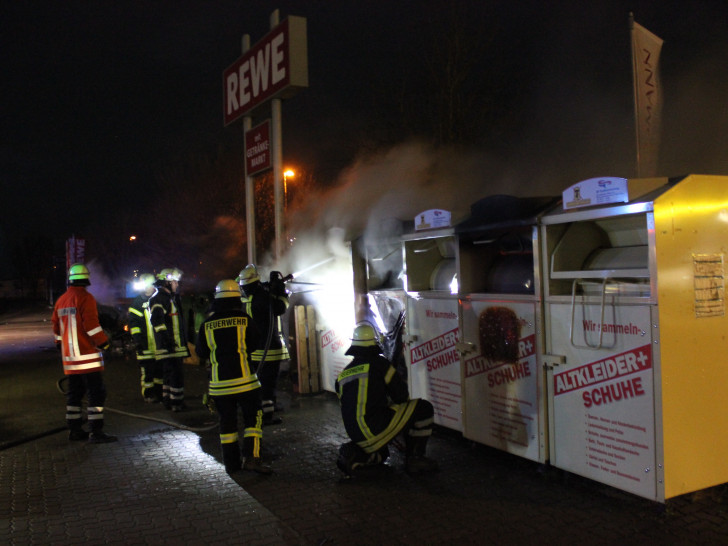 In Hohenhameln brannten ein Altkleidercontainer und drei Papiercontainer. Fotos: 
Sebastian Haupt 