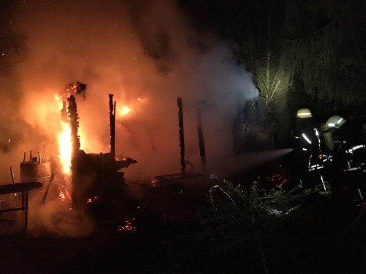 In der Nacht brannte eine Gartenlaube am Teichgarten. Fotos: Feuerwehr Wolfenbüttel