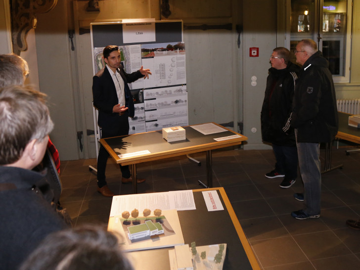  Gustavo Weihe-Oettinger (Schulitz Architekten Braunschweig) stellte den Siegerentwurf im Rahmen der Ausstellungseröffnung vor. Foto: Stadt Wolfenbüttel