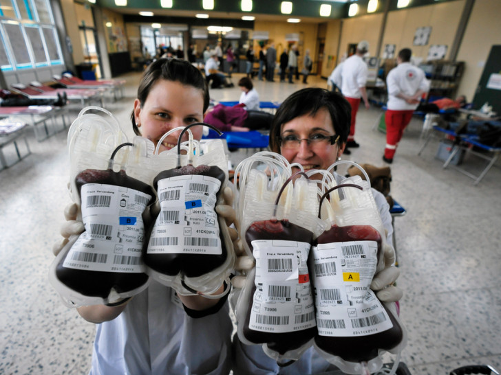 Schwester Bianca und Schwester Elke würden sich über viele Blutspenden am Ostersamstag freuen.