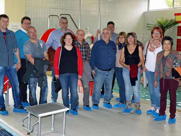 Die SPD-Ratsfraktion aus Helmstedt und Büddenstedt will sich für den Erhalt des Schwimmbads einsetzen. Fotos: SPD