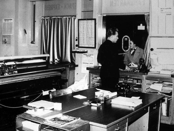 Fahrkartenausgabe Wolfenbüttel in den 60er Jahren.: Alle Kunden wurden zügig und persönlich bedient, heute steht man einem Automaten gegenüber. Foto: Gerald Miska aus Schladen