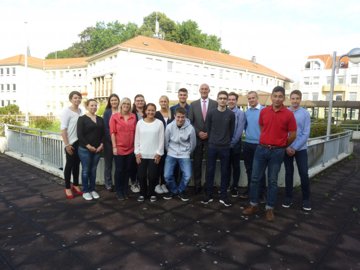 V.l.n.r. Monique Bufe (Personalwesen/Ausbildung), Heidrun Hesselmann, Anna Stolarczyk, Maike Mühlhausen, Luise Schwarz, Giselia Krückemeier, Katharina Herbst, Niklas Dutke, Artur Kisch, Landrat Franz Einhaus, Fabio Eikermann, André Wedekind, Hauke Mattern, Calvin Burghardt, Nico Schridde.
Foto: Landkreis Peine
