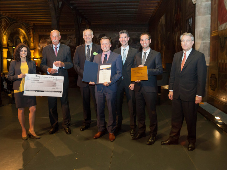 Ein Schmuckscheck für das Team aus Aachen. Foto: Alec Pein