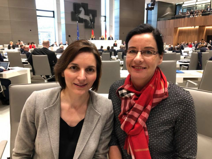 Veronika Koch (rechts) und Mareike Wulf (links) von der CDU kurz nach der Einbringung des Gesetzesentwurfes im Plenarsaal des Niedersächsischen Landtages. Foto: Büro Koch