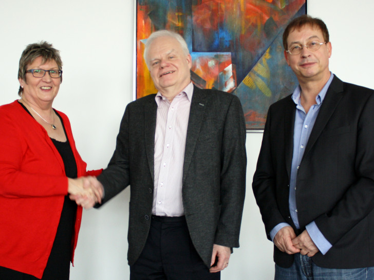 "Auf Wiedersehen" (von links): Präsidentin Prof. Dr. Rosemarie Karger, Prof. Dr. Manfred Hamann und Dekan Prof. Dr. Peter Stuwe. Foto: Ostfalia