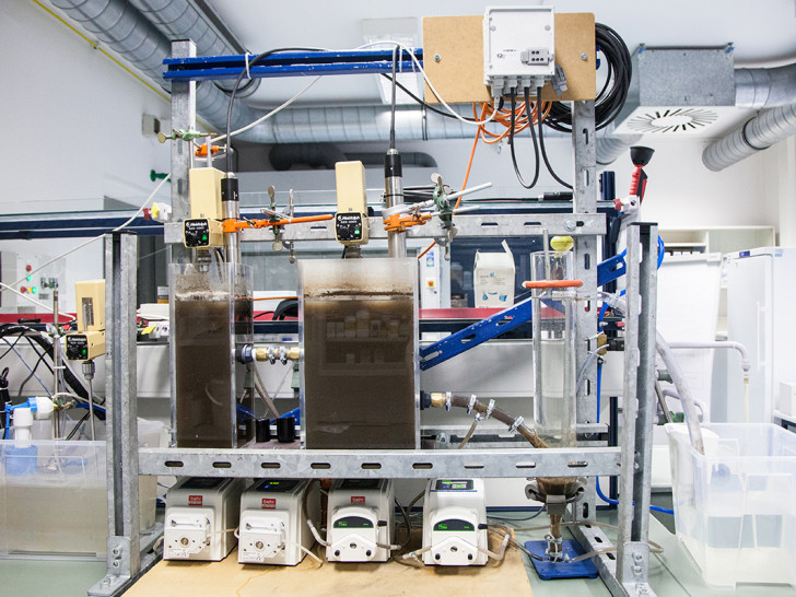 Die Laborkläranlage in voller Größe. Foto: Frances Köhler, Ostfalia