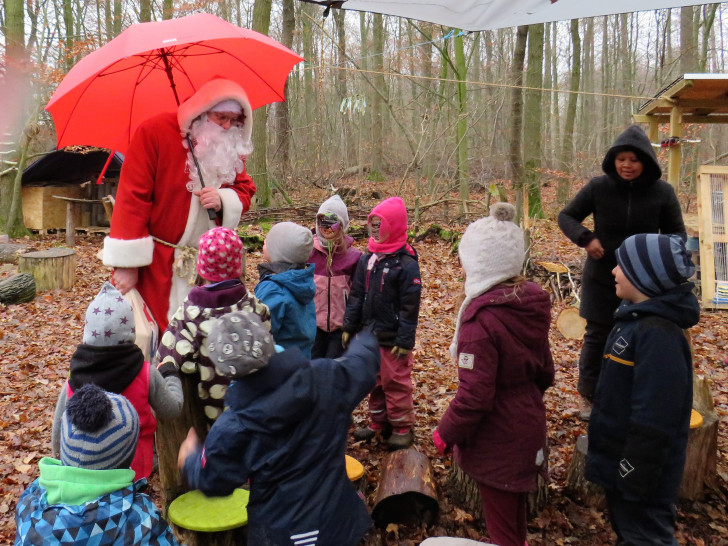 Der Nikolaus kam sogar zu den Waldkindern in Essehof. und verteile kleine Geschenke.

Foto: Gemeinde Lehre