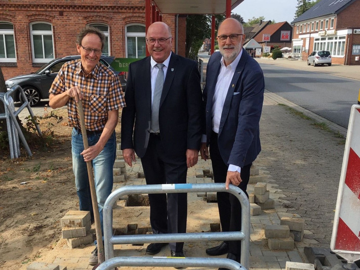 Hartmut Hoefer, Tiefbauamt, Eckhard Montzka, Samtgemeindebürgermeister Meinersen und Detlef Tanke, Verbandsvorsitzender des Regionalverbandes installieren die Fahrradbügel an der neuen Bushaltestelle Uhlenkamp in Meinersen. Fotonachweis: Regionalverband