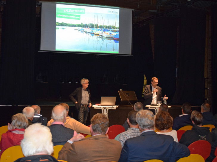 Stadtbaurat Michael Tacke (rechts) begrüßt zur Bürgerversammlung. Im Anschluss trug Prof. Walter Ackers (links) zu den Ergebnissen der Beteiligungsaktionen vor.  Foto: Stadt Salzgitter