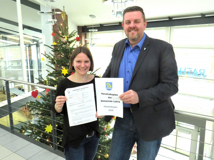Freuen sich über die frühzeitige Genehmigung des Haushaltsplans 2020: Kämmerin Julia Kudlatschek und Bürgermeister Andreas Busch. Foto: Gemeinde Lehre