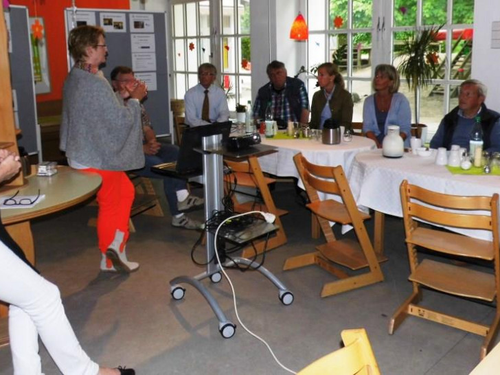 Die CDU-Stadtratsfraktion während ihres Besuches im Kinder- und Familienzentrum Karlstrasse. Foto: Andreas Meißler