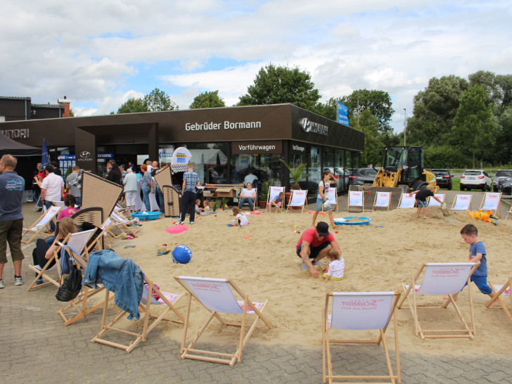 Vor dem Autohaus Bormann kann man heute am Strand relaxen. Fotos/Video: Alexander Dontscheff