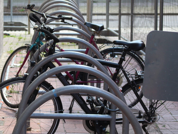 Nach Ansicht der Verwaltung würden Fahrradbügel am Kornmarkt den Lieferverkehr behindern. Symbolfoto: regionalHeute.de