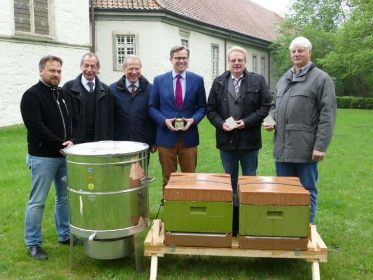 Maik Meinecke (Abt. 3.5 – Veterinärwesen/2. Vorsitzender Imkerverein Meinersen sowie Kreisimkerverein Gifhorn), Otto Friedrich (2. Vorsitzender Kreisimkerverein Gifhorn), Dr. Mario Ruppert (Abteilungsleitung 3.5 – Veterinärwesen), Landrat Herr Dr. Andreas Ebel, Torben Meyer (Bienenseuchenwart) und Thomas Manske (Bienenseuchenwart) (v. li.). Foto: Landkreis Gifhorn