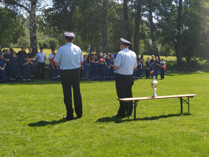 Gemeindejugendfeuerwehrwart Matthias Klein (rechts) und stellv. Gemeindebrandmeister Ralf Sprang links bei der Siegerehrung
Foto: Feuerwehr Groß Brunsrode