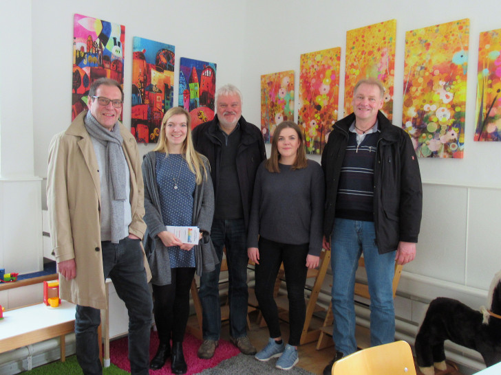 Prof. Dr. Ulrich Engelhardt (Humanitas), Susanne Penzler (Stadtteiltreff), Harald Mikat (Humanitas), Jana Umlauft (Stadtteiltreff), Roger Röttger (Leiter des Familien- und Kinder-Servicebüro des Landkreises) (v. li.). Foto: Verein Humanitas