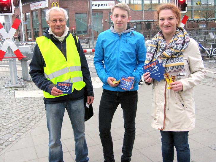 Von links: Martin Hoffmann, Aaron Büngener (beide ADFC) und Radverkehrsbeauftragte Valerie Dubiel. Foto: Privat