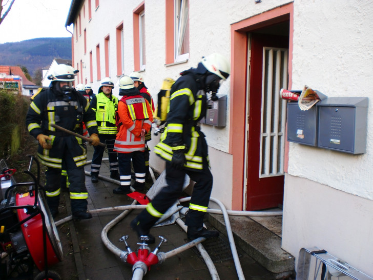 Unter Atemschutz musste die Feuerwehr ins Haus vordringen. Fotos: Freiwillige Feuerwehr Oker