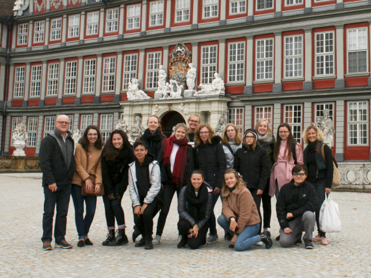 Die Besuchergruppe aus Belgien vor dem Schloss Wolfenbüttel. Foto: Jürgen Kumlehn