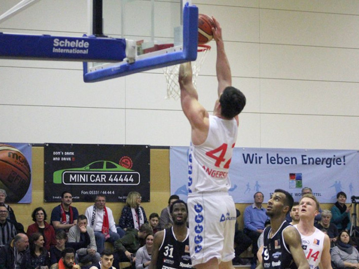 Ole Angerstein stopft den Ball durch die Reuse. Foto: Rayk Maschauer