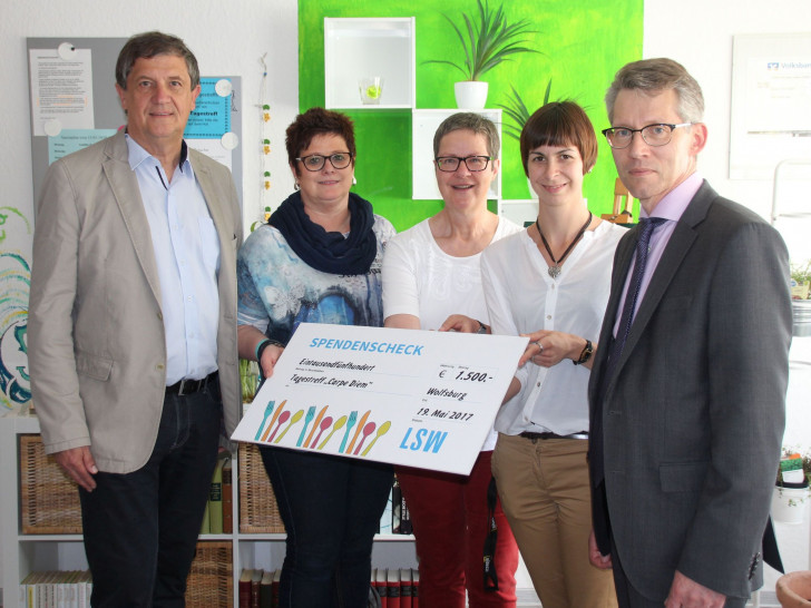 Rüdiger Bekmann, Kerstin Wilde und Dr. Frank Kästner überreichen Jasmin Hinze (2.v.r.) und Sozialpädagogin Dagmar Alphei die Rest-Cent-Spende des LSW-Hilfsfonds. Foto: LSW