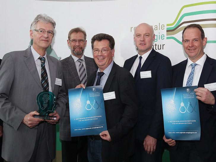 Stefan Ruhle (Amt für regionale Landesentwicklung Braunschweig), Klaus-Dieter Sievers (Dr. Graband & Partner GmbH), Gerhard Schulze (Dr. Graband & Partner GmbH), Peter Peckedrath (IHK Braunschweig), Thomas Warntjen (Handwerkskammer Lüneburg-Braunschweig-Stade), Prof. Dr. Gert Bikker (Vizepräsident der Ostfalia Hochschule für angewandte Wissenschaften), Gunnar Heyms (stellv. Geschäftsführer Regionale EnergieAgentur e.V.) (v. li.). Foto: Susanne Hübner