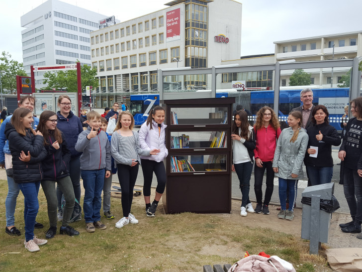 Die Kinder freuten sich über den neuen Kinderbücherschrank. Foto: Stadt Braunschweig