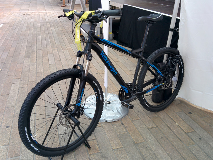 Einer der zahlreichen Preise, die unter allen aktiven TeilnehmerInnen beim STADTRADELN verlost werden: Ein hochwertiges Mountainbike von Volkswagen. Foto: Stadt Wolfsburg.