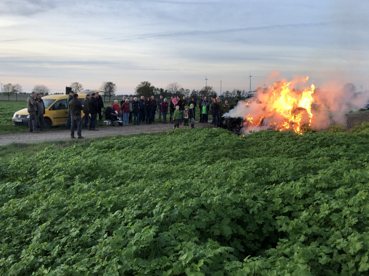 Mahnfeuer in Adenstedt: Landwirtschaft wird vermehrt nur noch als Gefahr angesehen und nicht mehr als das, was sie ist, nämlich der Teil der Wirtschaft, der für gesunde, nachhaltige Lebensmittel sorgt und auf den man auch in einem Industrieland nicht verzichten kann. Deshalb ist das Klima in vielen landwirtschaftlichen Familien im Augenblick verunsichert und frustriert. Foto: Niedersächsisches Landvolk Braunschweiger Land e. V.